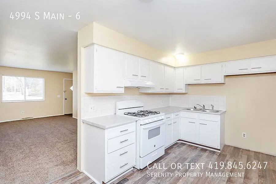 Coming Soon! Charming Two Bed Townhome in Sylvania — Photo 2
