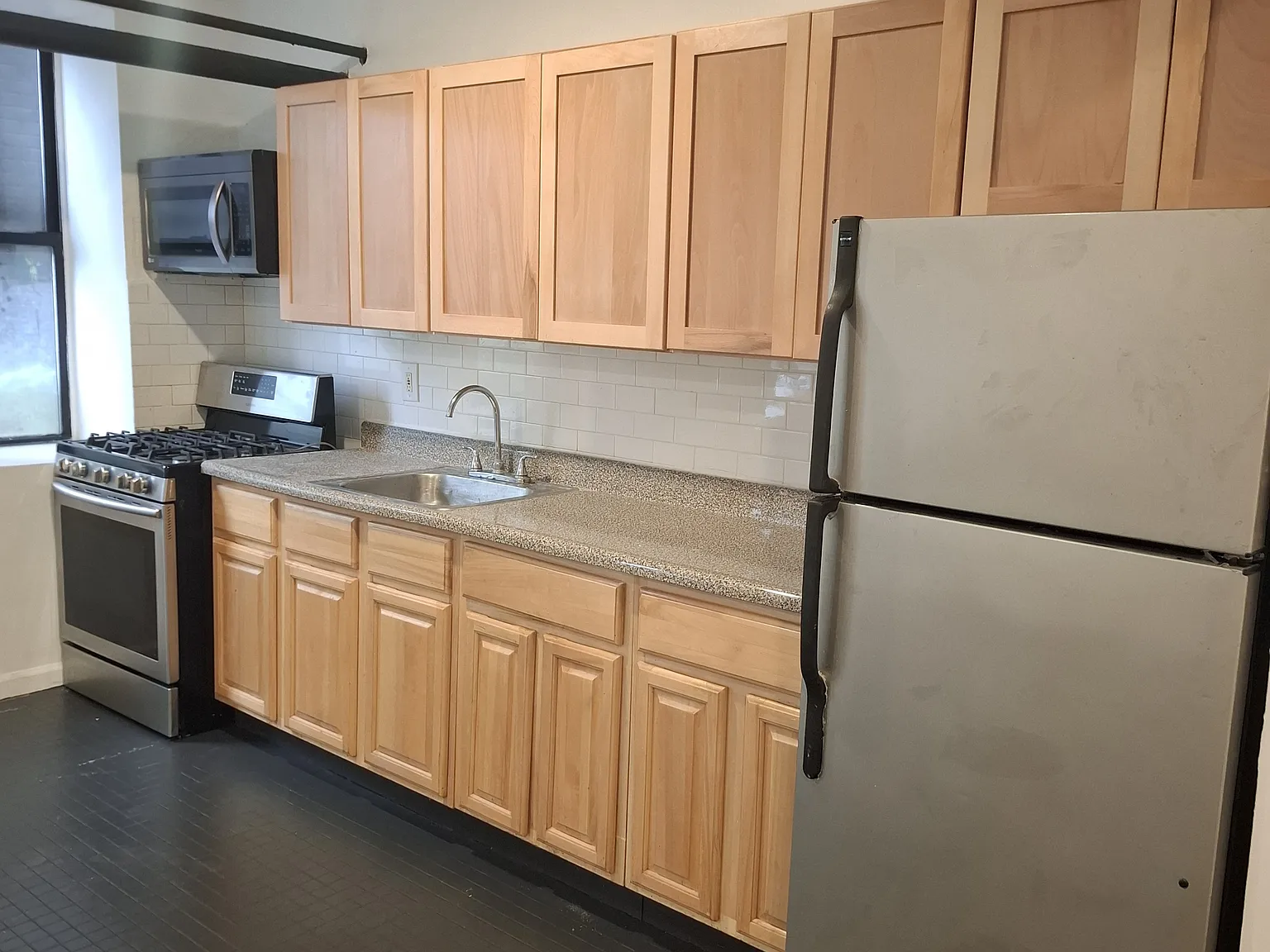 3 bed, 825 sqft, $2,300 — Photo 2