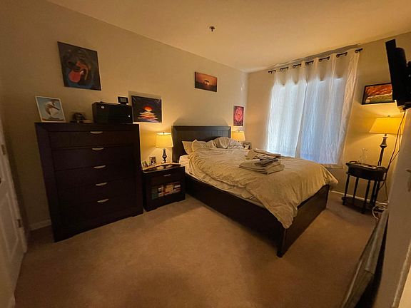 Decent sized bedrooms with full sized closets