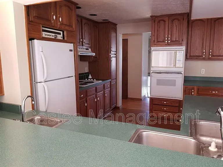1049 Deleone Dr — Photo 7