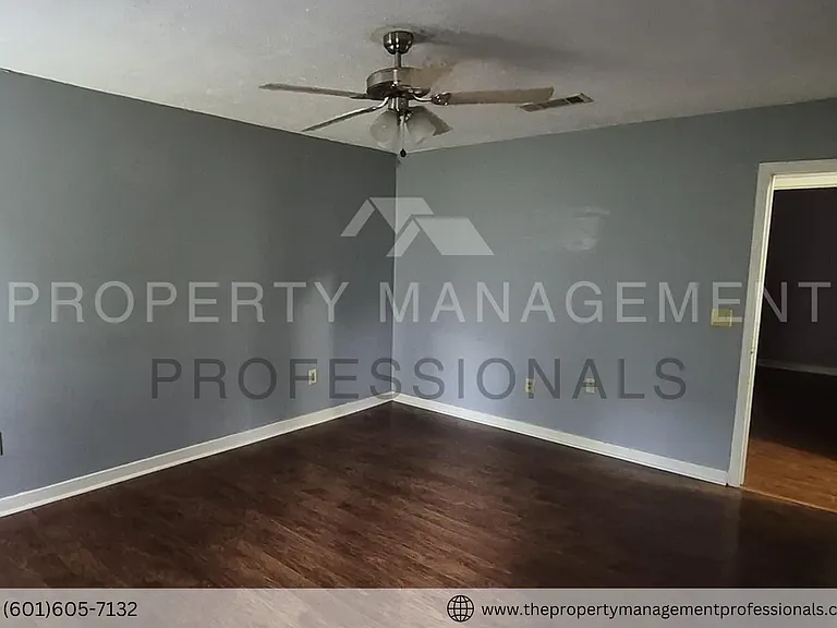 1102 Martin Dr — Photo 12