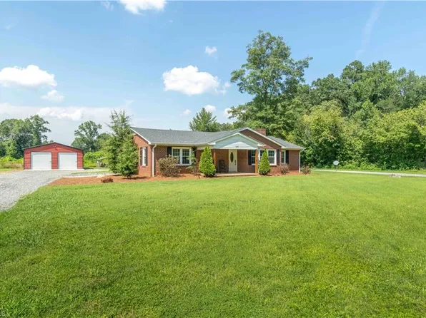 2670 Brook Cove Rd, Walnut Cove, NC 27052