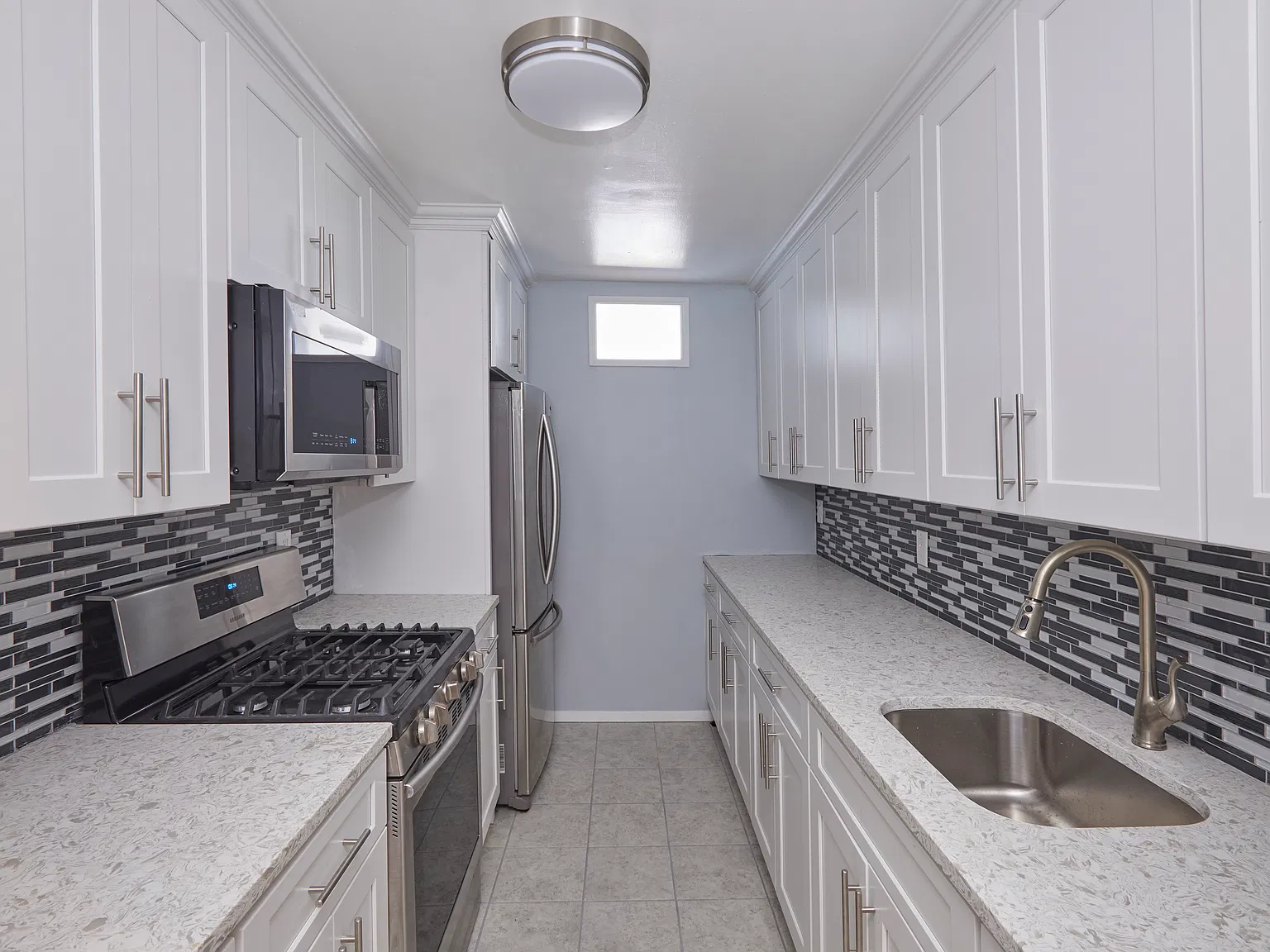 1 bed, 2000 sqft, $1,300 — Photo 4