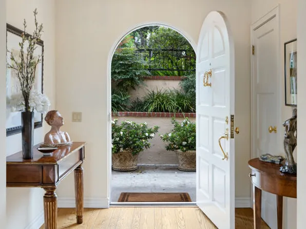 212 S Woodburn Dr, Los Angeles, CA 90049