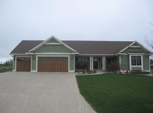 1578 Crown Ridge Dr, Sioux Center, IA 51250