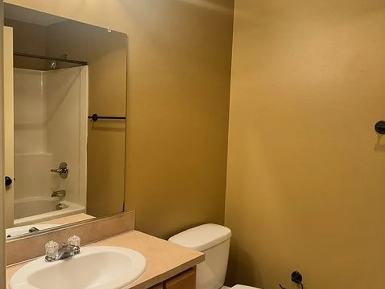195-Santiam Village Apartments — Photo 17