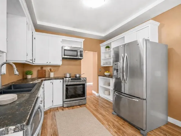 227 N 4th St SW, Medicine Hat, AB T1A 4E4