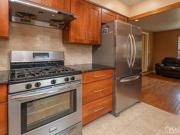 3rd image of 135 Thoreau Dr