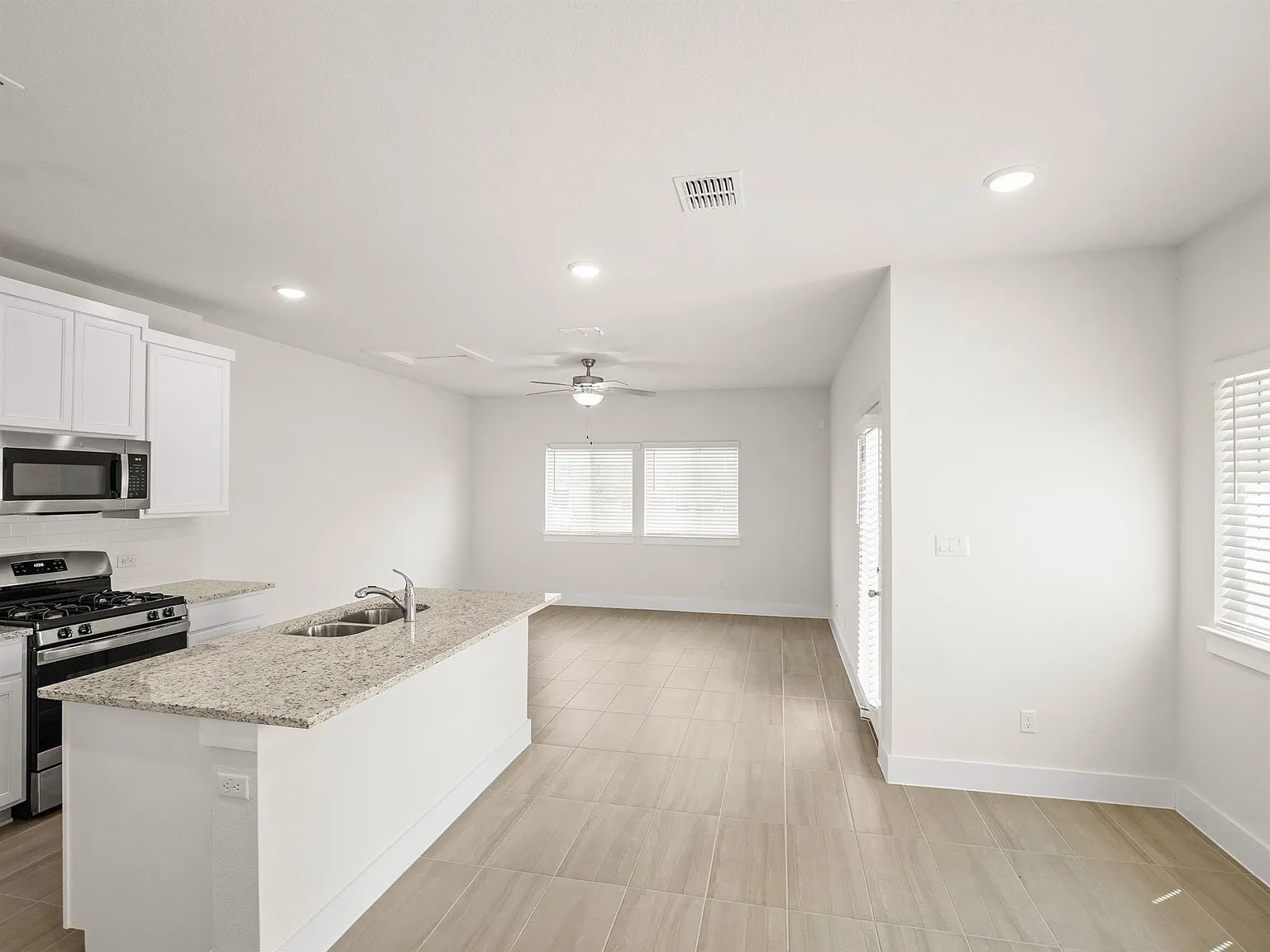 3 bed, 2.5 bath, 1437 sqft, $1,950 — Photo 4