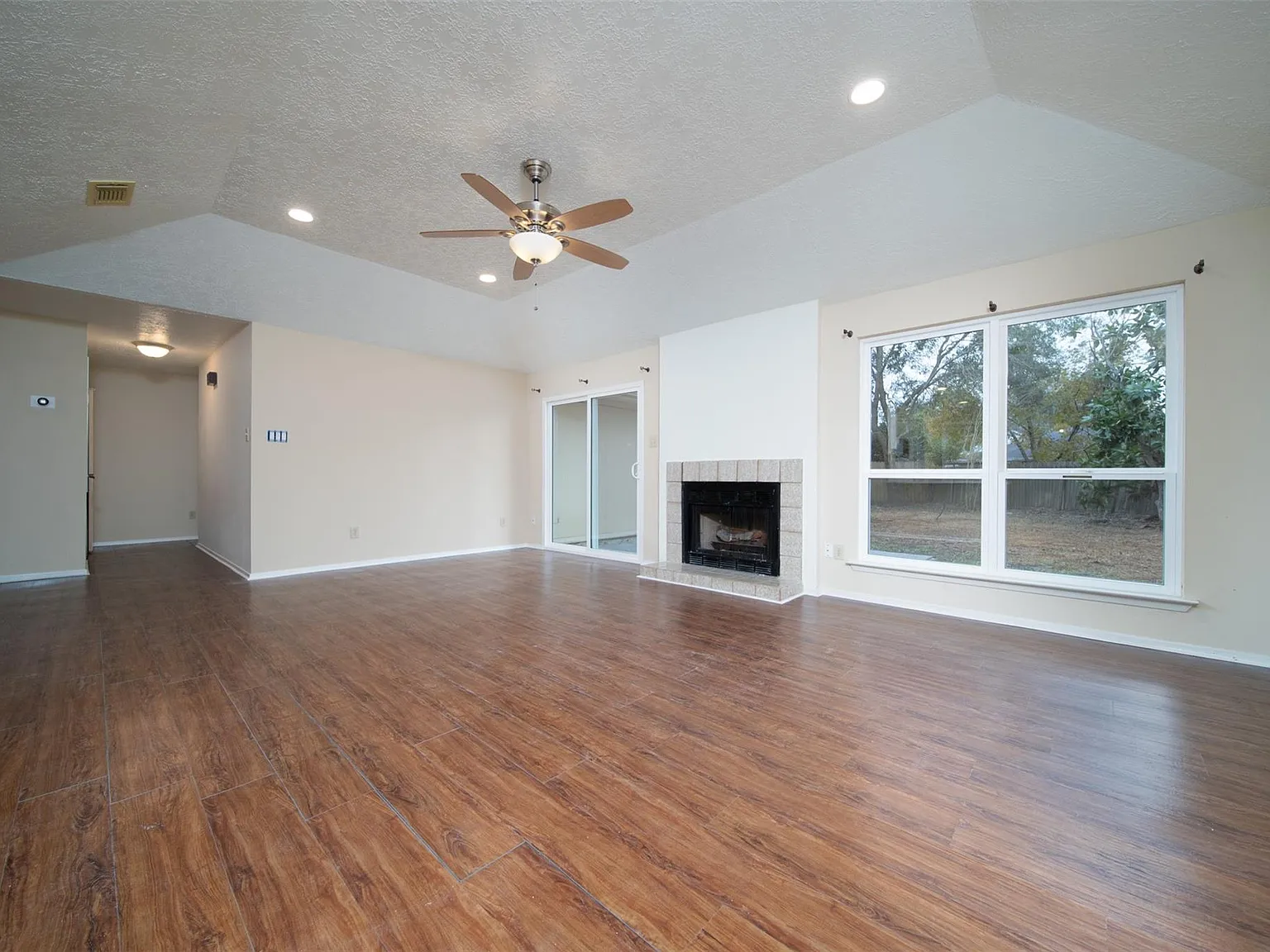 3 bed, 2.0 bath, 1862 sqft, $2,025 — Photo 2