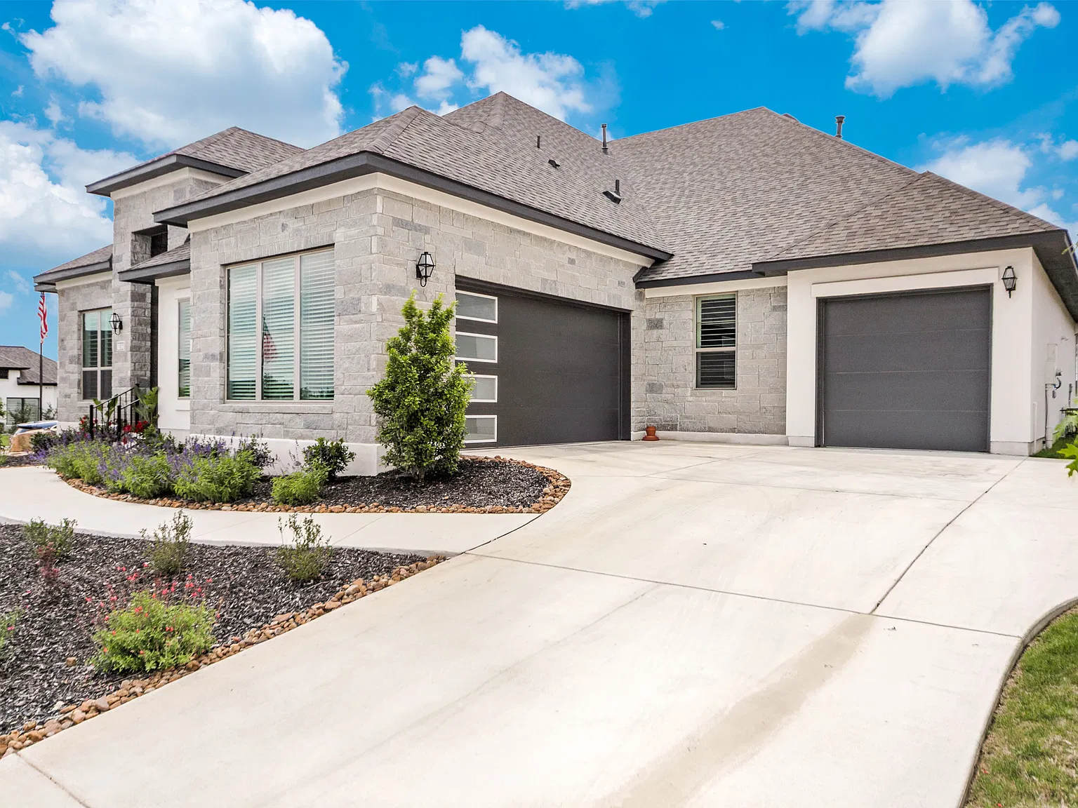 4 bed, 3992 sqft, $4,950 — Photo 3