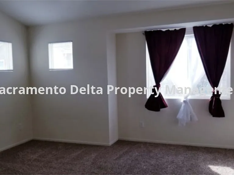 433 Coventry Ct — Photo 18