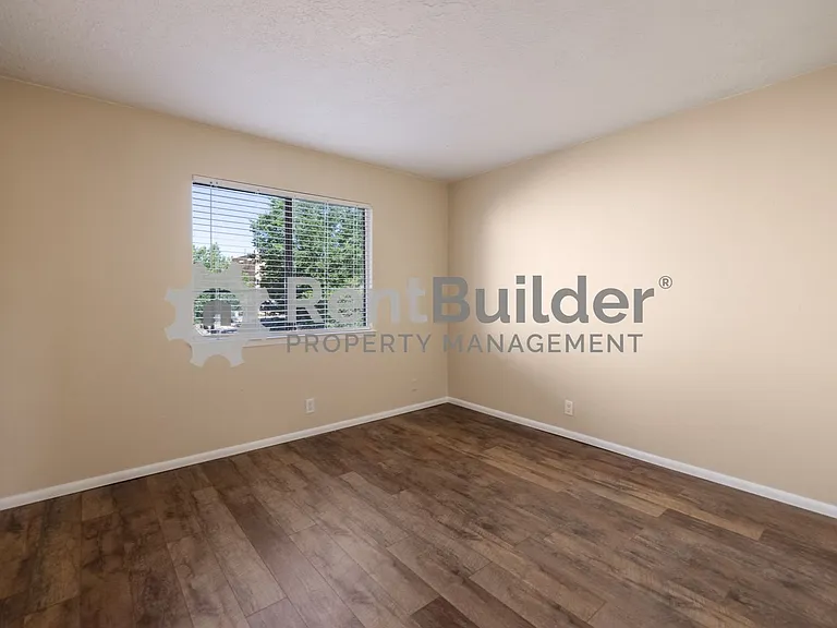 301 Geraldine Loop SE — Photo 9