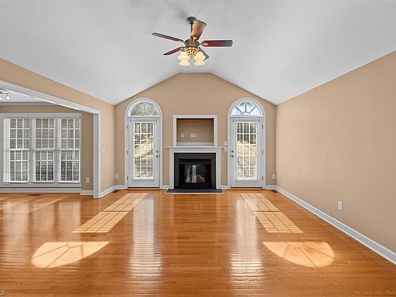 4th image of 4528 Springbrook Dr