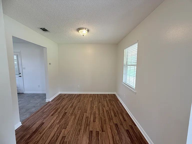 105 Northgate Dr W — Photo 2