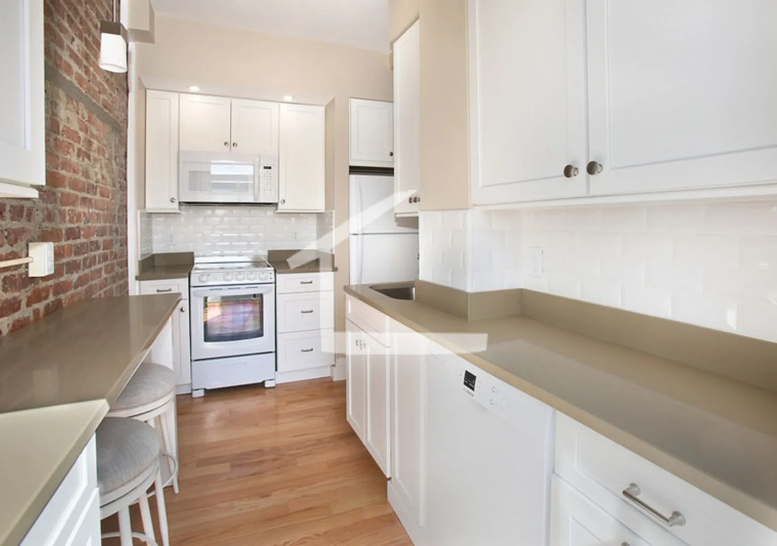 Nice 2 bed steps from Berklee College — Photo 4