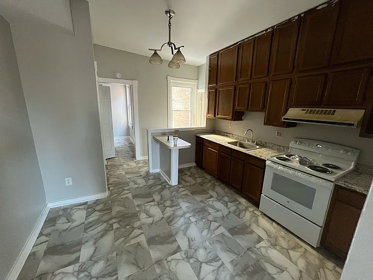 170 3rd St #3 — Photo 1