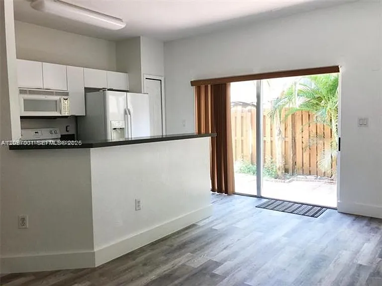 8527 NW 108th Ave #Townhouse 4-41 — Photo 4