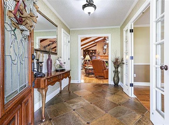 4th image of 90 Melrose Dr