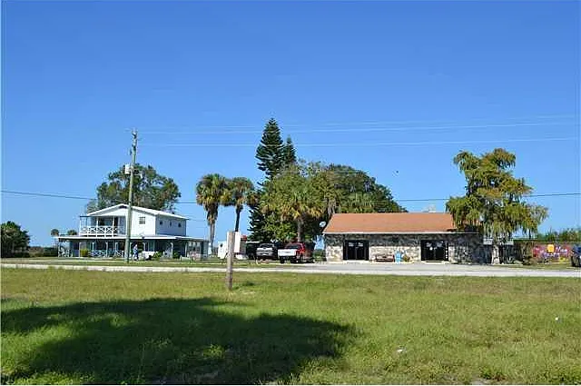 3 bed, 2.0 bath, 1620 sqft, $2,200 — Photo 3