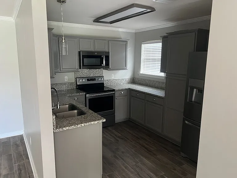 114 Colchester Dr — Photo 5