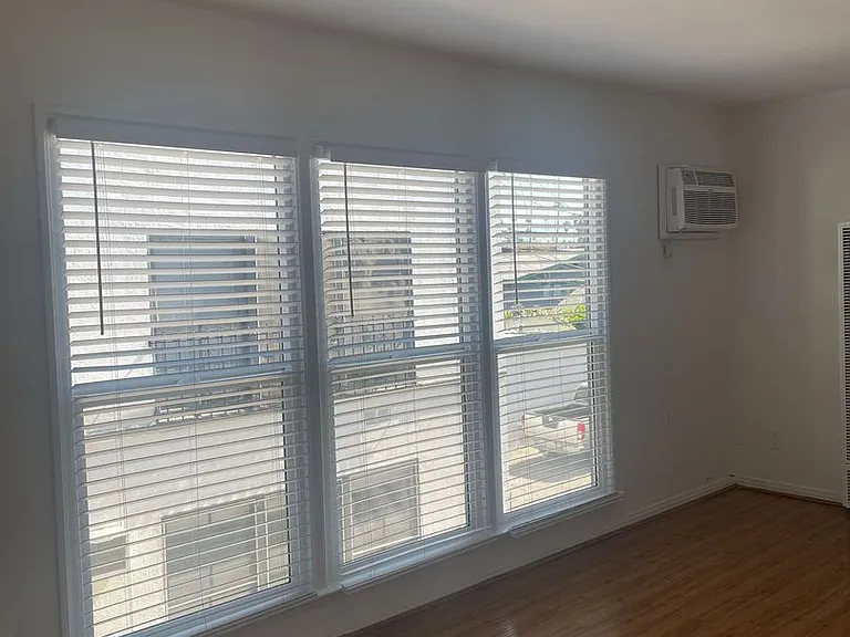 232-6 S. Harvard Blvd — Photo 12