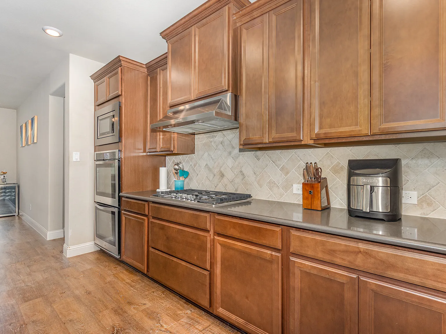 4 bed, 2.5 bath, 2644 sqft, $8,500 — Photo 4