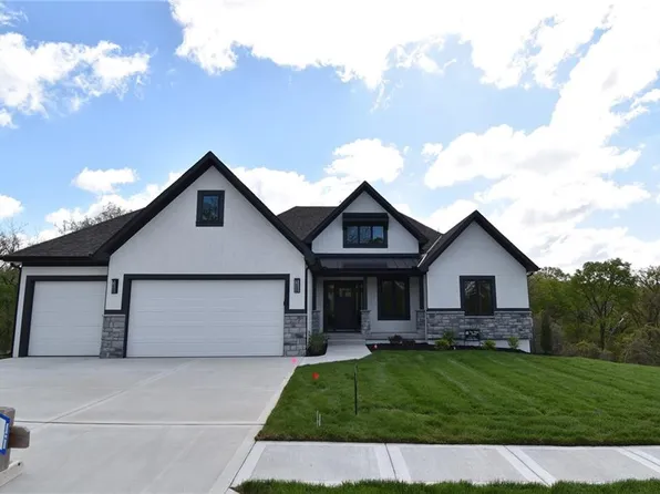 13442 Terrace Park Dr, Parkville, MO 64152