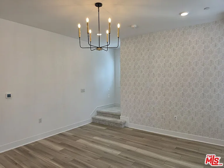 426 Lobata — Photo 8