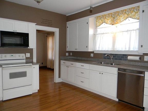 3rd image of 613 W Moulton St