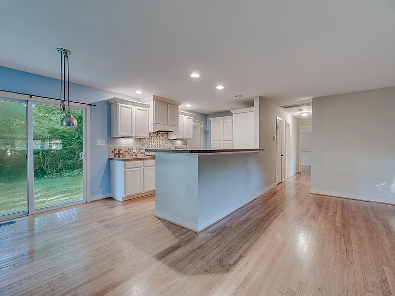 121 Winston Dr — Photo 4