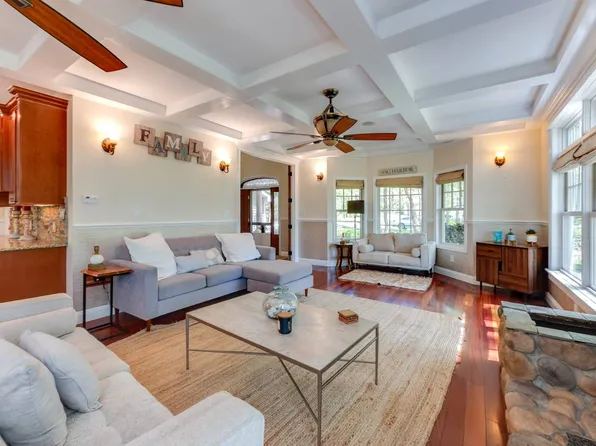 40 Woodland Dr, Sag Harbor, NY 11963