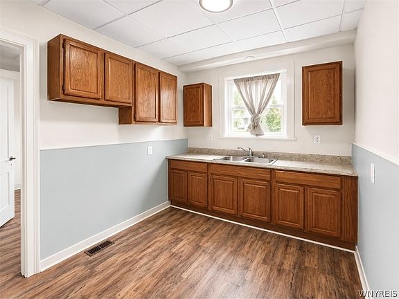 4th image of 392 Leroy Ave