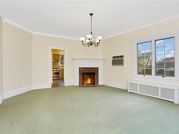 5th image of 27 Crestwood Ave
