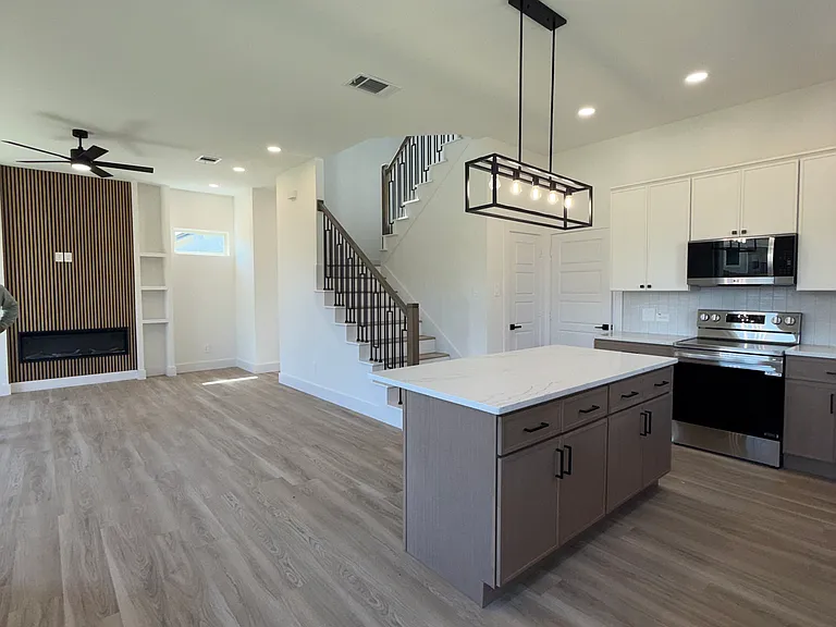 5632-5634 Mesa Cir — Photo 2