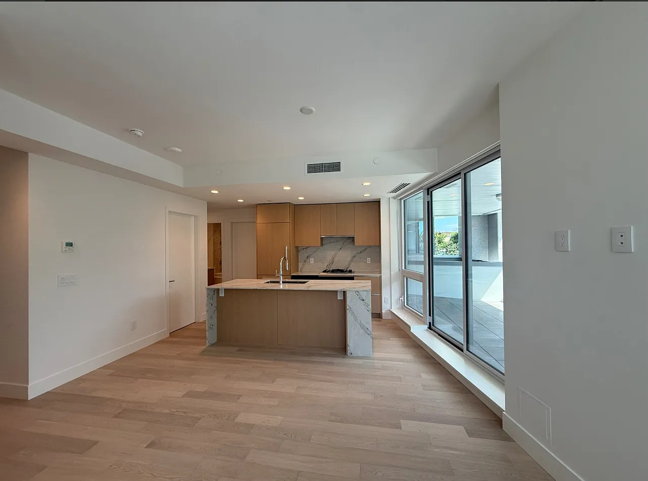 2 bed, 753 sqft, $2,600 — Photo 2