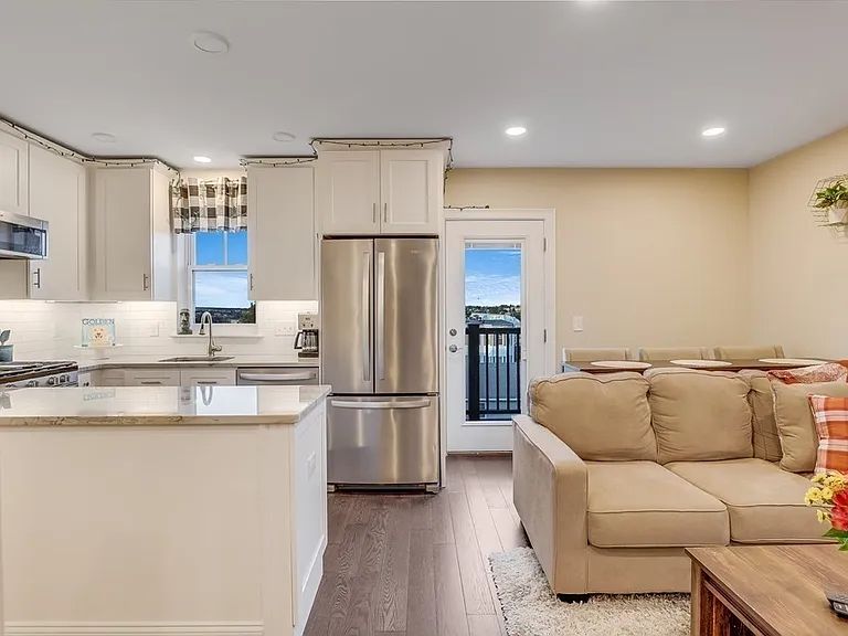 44 W Eagle St #3 — Photo 4