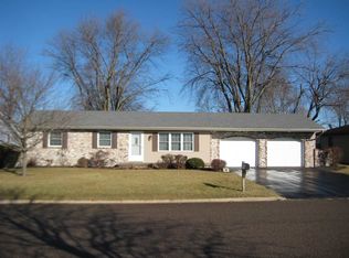 909 E Madison St, Metamora, IL 61548