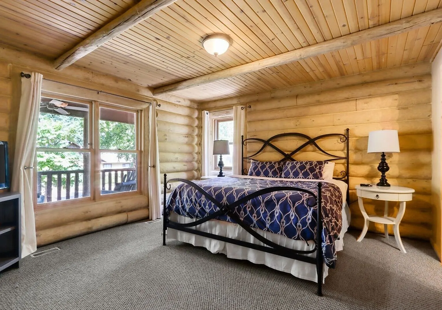 Lake Geneva Furnished Cabin Near Beach Available for Monthly & Mid-Term Rentals — Photo 3