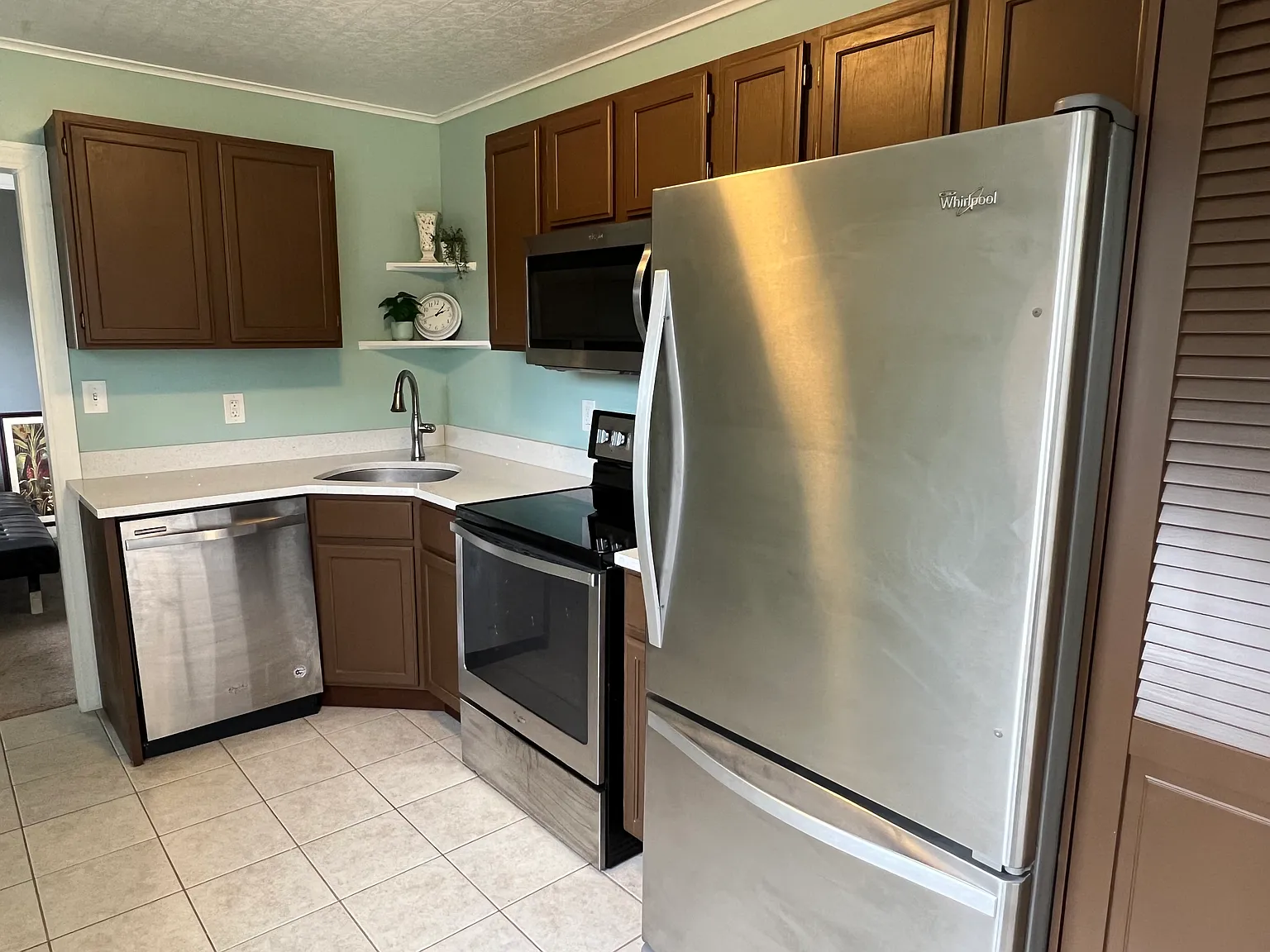 876 N Mill St — Photo 2