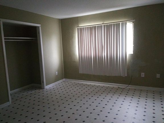 5th image of 216 E Huisache Ave