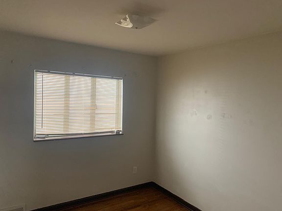 2nd image of 5005 Yemans St