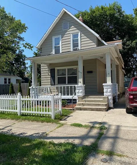 617 Fremont Ave NW — Photo 1
