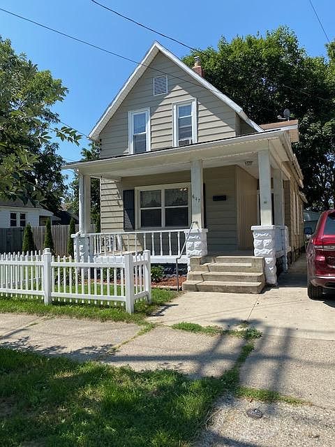 1st image of 617 Fremont Ave NW