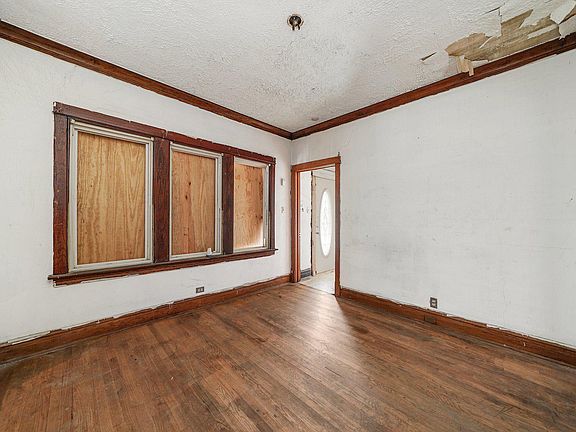 4th image of 10561 S La Salle St