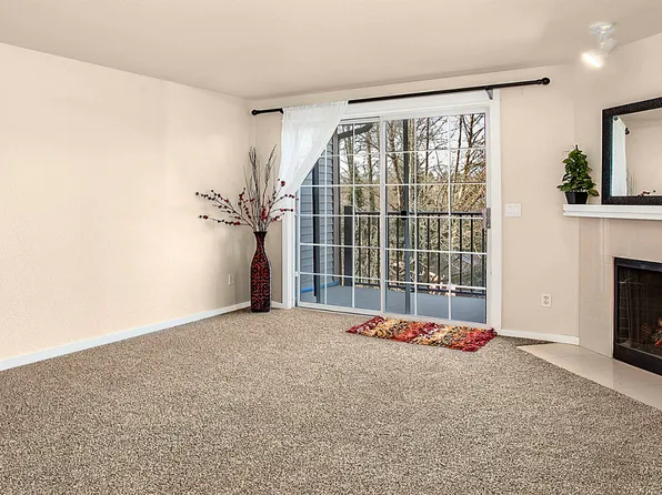 221 9th St APT C302, Kirkland, WA 98033