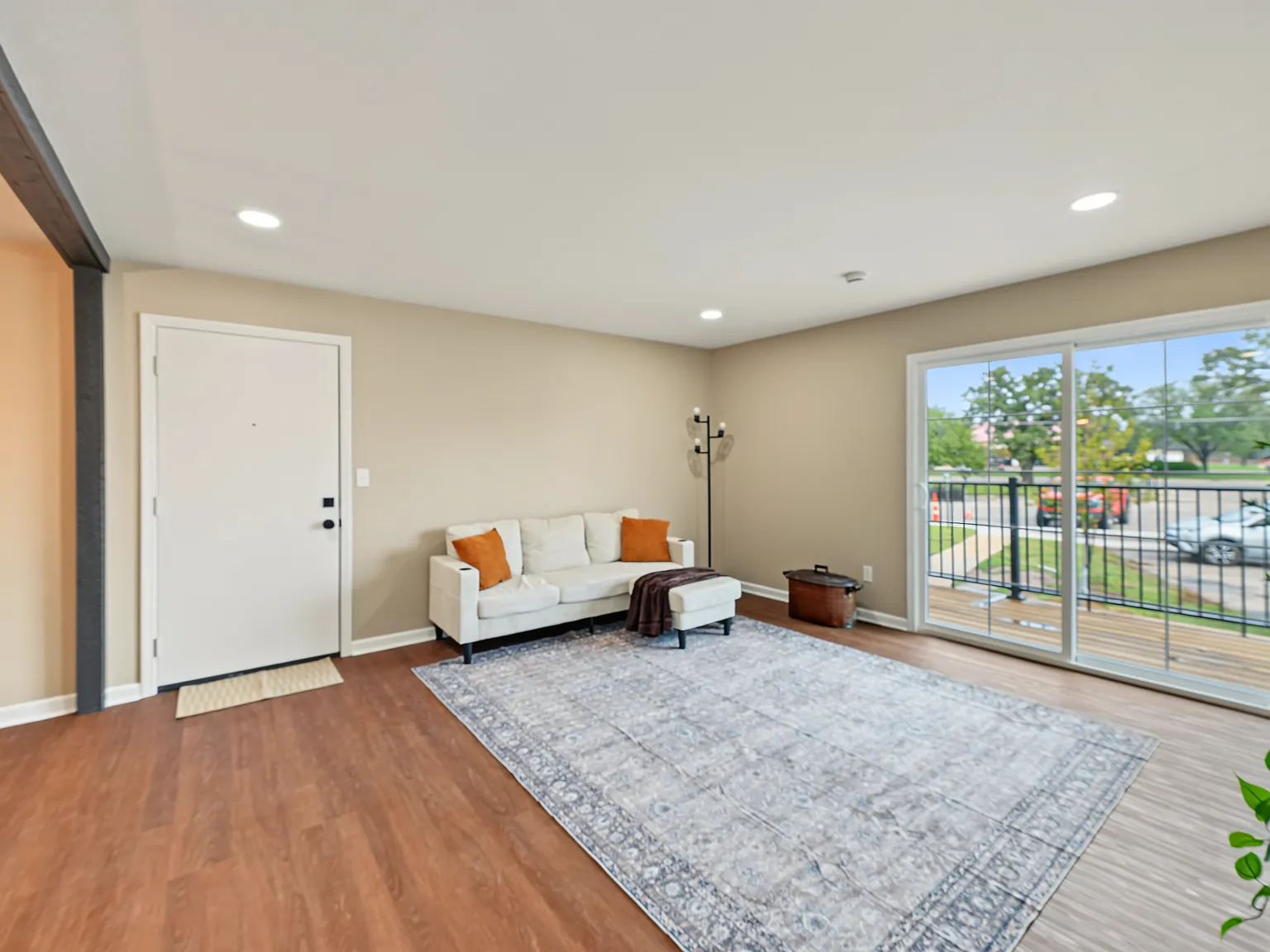 2 bed, 858 sqft, $1,200 — Photo 3