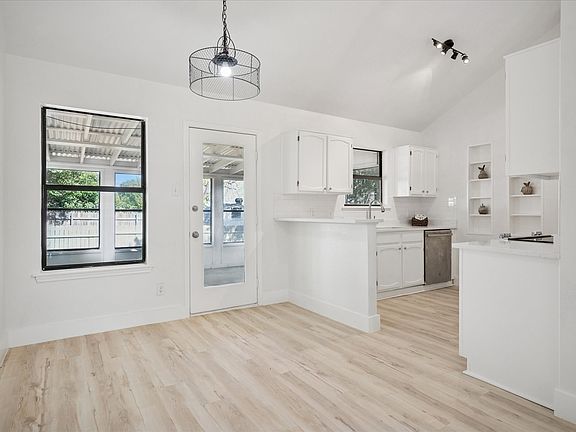 3rd image of 1020 W Hills Ter