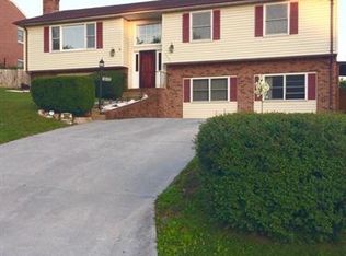 1042 Horseshoe Dr, Front Royal, VA