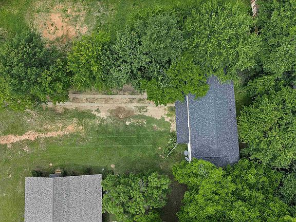 3rd image of 805 W Rusk St